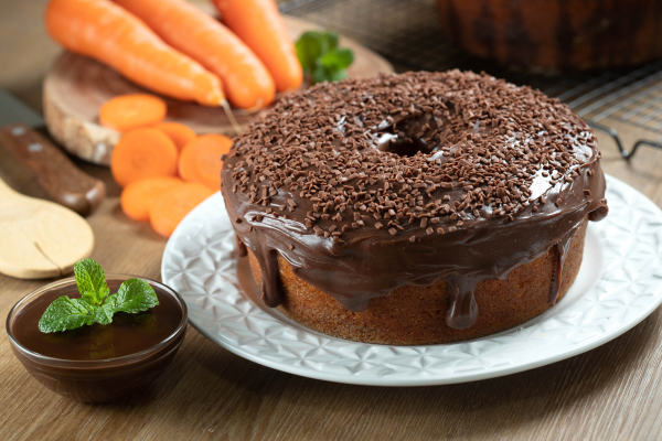 Bolo de Cenoura com Cobertura Cremosa de Chocolate